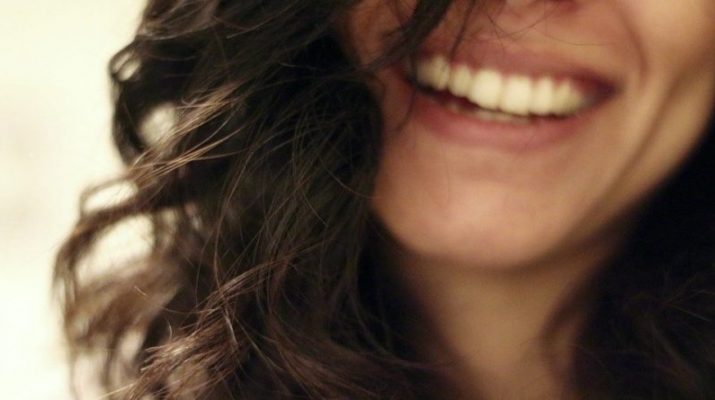 Ako zatočiť so žltými zubami, ktoré kazia náš vzhľad?